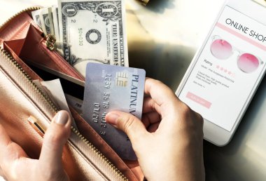 m-cüzdan para ve kredi kartı ile tutan kadın