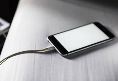 Pil şarj ile masa üstünde hareket eden telefon