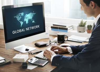 İşadamı bilgisayar kullanarak takım elbiseli  