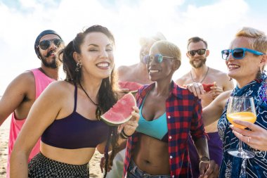 Çeşitlilik arkadaşlar asılı yaz partisi 