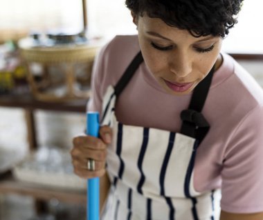 güzel Afrikalı kadın küçük temizleme dükkanı çiçekler, orijinal photoset