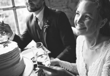 İnsanlar restoranda yemek yiyor.  