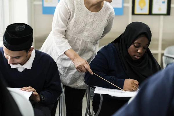 Anak Muslim Yang Berbeda Belajar Kelas Foto Asli — Stok Foto