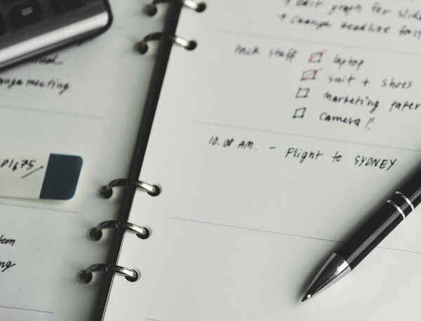 Кавказский бизнесмен в офисе снимает, оригинальный фотосет
