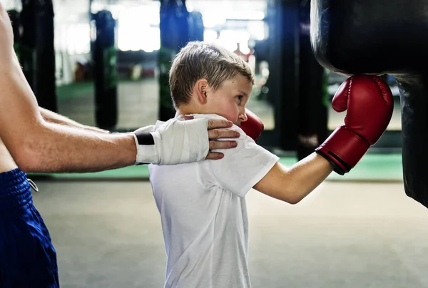 Ragazzo formazione Boxe Esercizio — Foto Stock