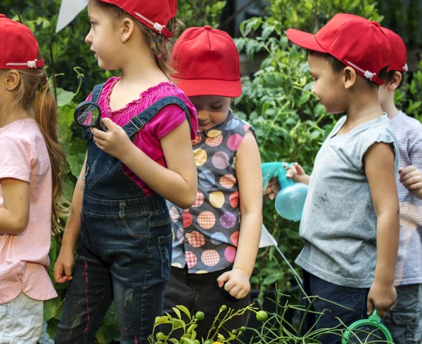 Kinder lernen Gartenarbeit im Freien — Stockfoto