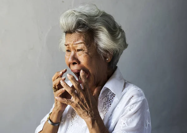 Ηλικιωμένη γυναίκα της Ασίας ουρλιάζοντας — Φωτογραφία Αρχείου