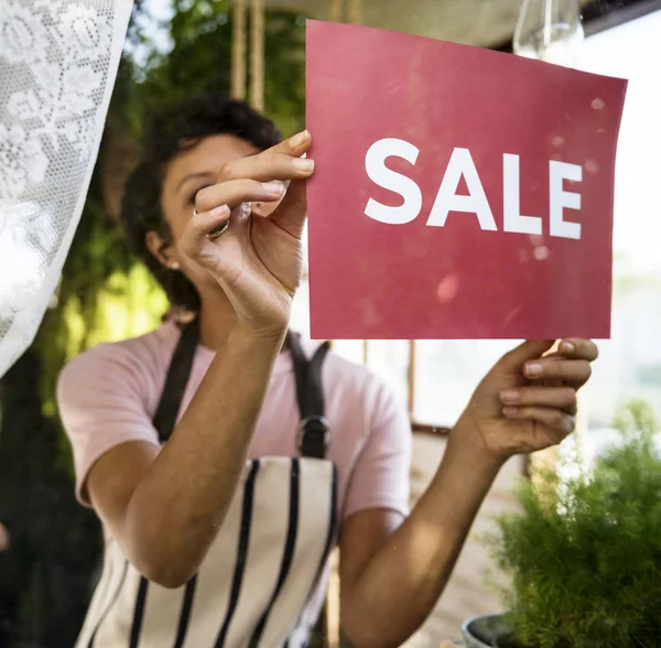 Hermosa Mujer Africana Pequeña Tienda Flores Venta Colgante Anunciar — Foto de Stock