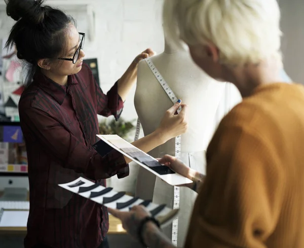 Diseñador Moda Usando Una Cinta Métrica Maniquí Fotoset Original — Foto de Stock