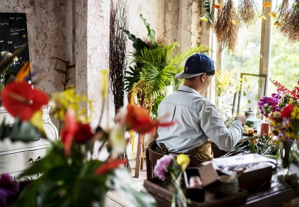 Florista homem criando buquê — Fotografia de Stock