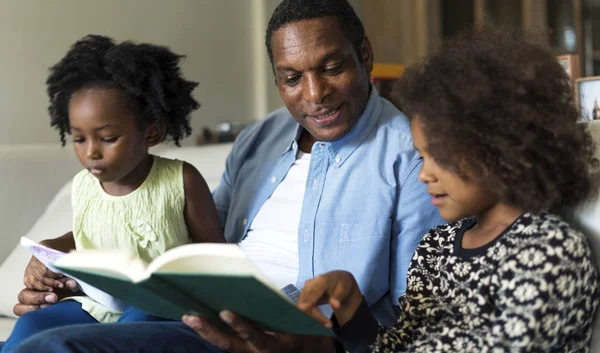 Африканская Семья Читающая Книгу Оригинальный Фотосет — стоковое фото
