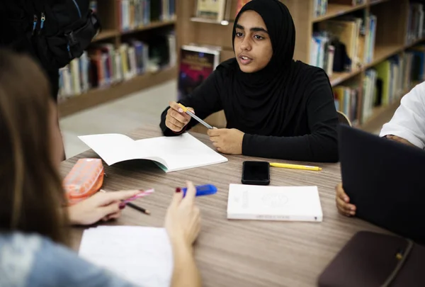 Gruppe Studenter Som Arbeider Med Bibliotekskonseptet Originalt Fotosett – stockfoto