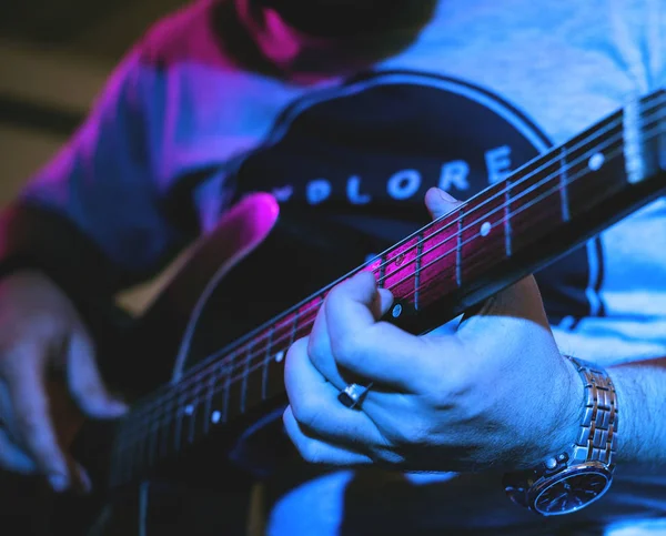 Uomo Che Suona Chitarra Evento Fotoset Originale — Foto Stock