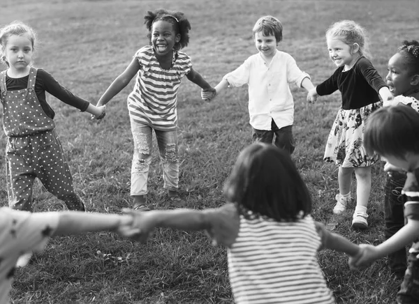 Niños de jardín de infantes jugando —  Fotos de Stock