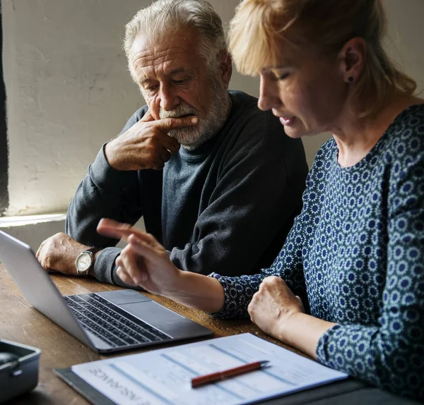 Elderly couple researching information online — Stock Photo, Image