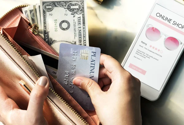 m-cüzdan para ve kredi kartı ile tutan kadın