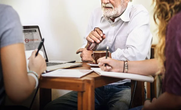 Schüler Diskutieren Mit Lehrer — Stockfoto