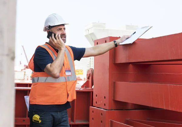 Engenheiro local em um canteiro de obras — Fotografia de Stock