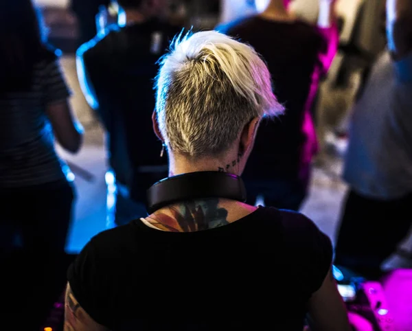 DJ spielt Musik am Mischpult in Nachtclub — Stockfoto