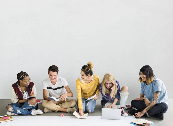 Étudiants travaillant sur le projet — Photo