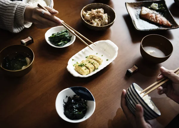 Gente comiendo en restaurante japonés —  Fotos de Stock