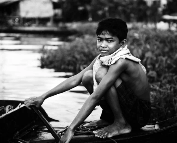 Φτωχό Αγόρι Μια Βάρκα Αρχικό Photoset — Φωτογραφία Αρχείου