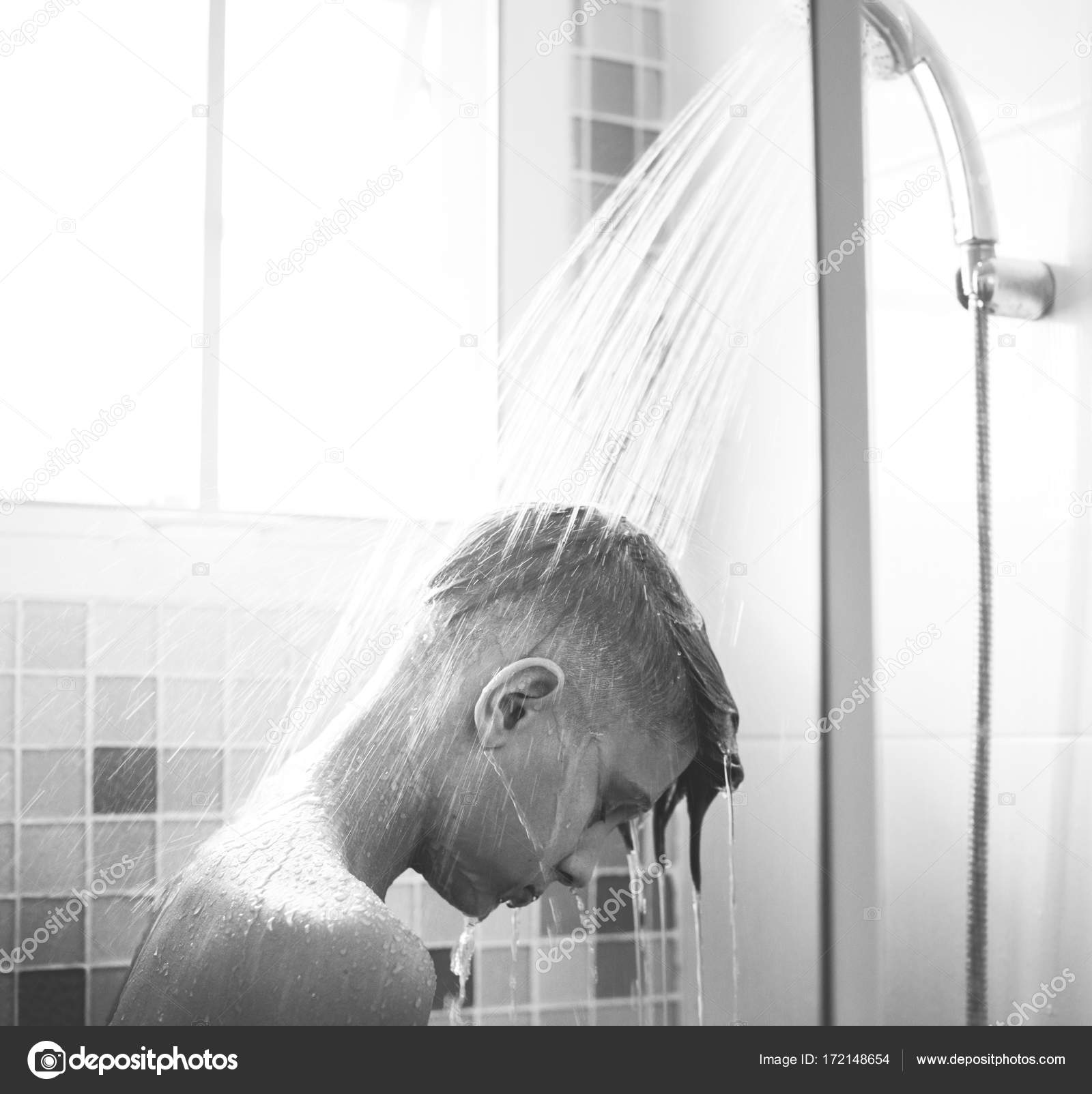 красивые душевые с мужиком. парни в душе телефон. мужчина моется. парень принимает душ. колтон хэйнс торс.