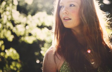 Doğada, özgün güzel genç kadın photoset