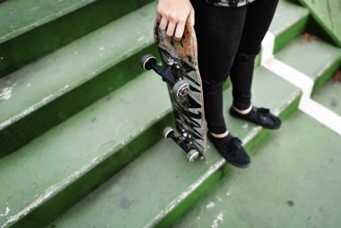 Bir kaykay patenci tutar