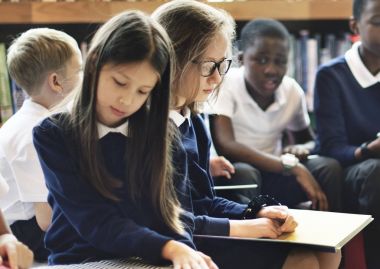 Çocuklar okulda kitap okuma