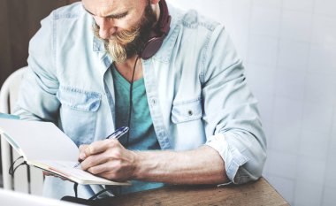 Sakallı adam not alma