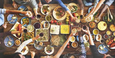 Üstten Görünüm gıda ile tabloda çeşitli kişilik grup öğle yemeğini birlikte, özgün yaşıyorsanız photoset