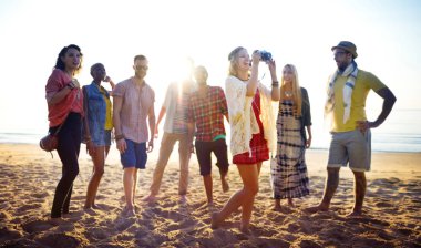 plajda eğlenmek arkadaşlar