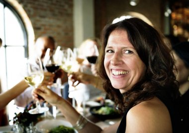 İnsanlar restoranda yemek yiyor.  