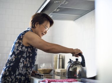 Kadın kıdemli yemek mutfak, orijinal Tarih photoset