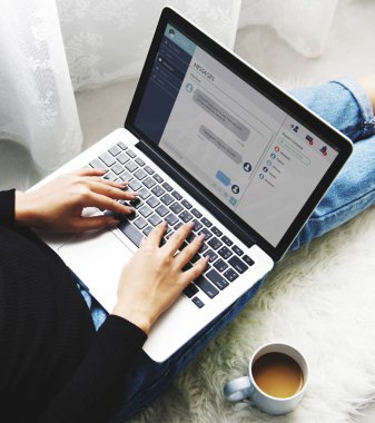 dizüstü bilgisayar kullanan çalışma kişi