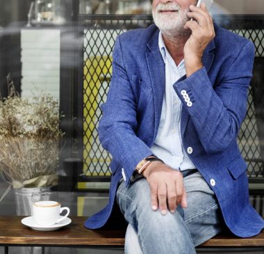 İhtiyar bir adamın cep telefonundan konuşuyor