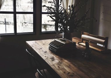 Oda, tablo gazetecilik daktilo makinesi ve çevre wndow, özgün photoset çiçeklerle karanlık iç