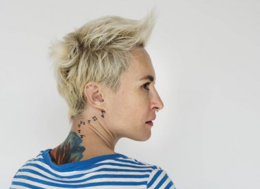 yan görünümü studio, poz dövmeli kadın kavramı