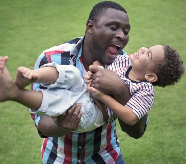 Babası ile küçük oğlu neşeli Park