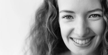 Stüdyoda poz veren beyaz kadın.