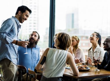 Bir grup insan bir yemek yiyorsunuz, orijinal photoset