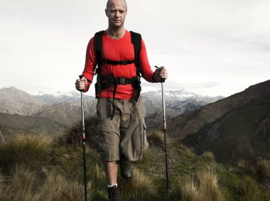 dağların, karşısında aşırı Hiking ile uzun yürüyüşe çıkan kimse yeni Zealands Güney Alpler'in.