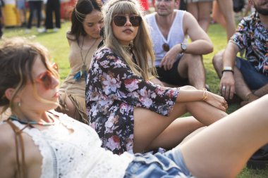 Farklı bir grup insan bir yolculuğa ve Festivali, özgün zevk photoset