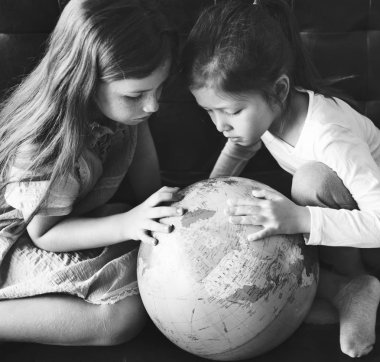 Küçük kızlar ile oynarken bir küre, özgün photoset