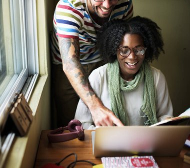 Kadın ve erkek çalışıyor