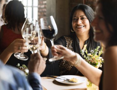 restoranda içki insanlar