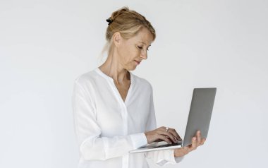 Dizüstü bilgisayar kullanan kadın