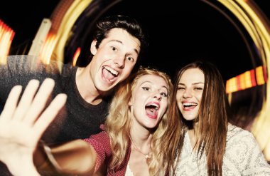 arkadaşlarım eğlence parkı içinde