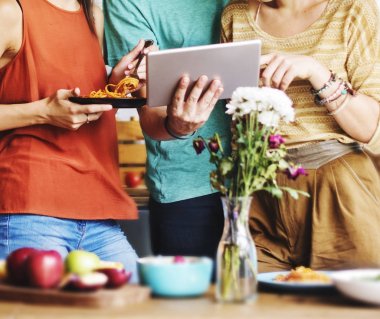 Yemek yerken grup arkadaşları 
